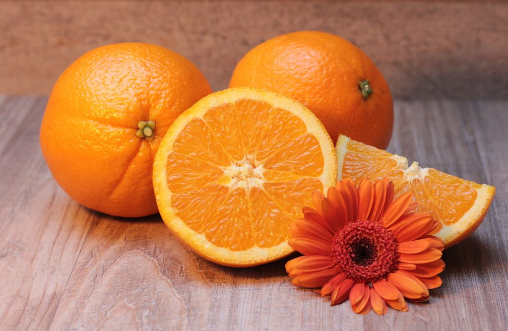 Sok pomarańczowy i pomarańcza mają podobną zawartość składników odżywczych.