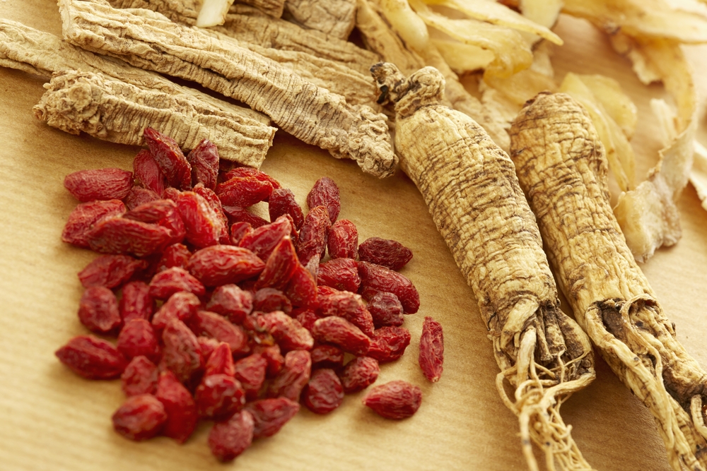 Świeży korzeń i owoce Żeń-szenia (Panax Ginseng)